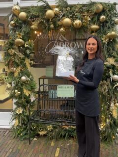 Maak kans op dit prachtige Babor pakket, t.w.v €170!!🎄🎅🏼

Laat weten in de reacties waarom je dit pakket graag wilt winnen! 🤩

Je kan extra kans maken door een foto van onze kerst boog of met de kerst boog te maken! En tag ons in jullie foto’s✨