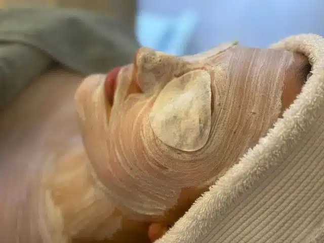 Dit is het moment waarop je huid echt tot rust komt. ✨
Een dik masker. Koele eye patches. Zachte muziek op de achtergrond.
En jij. Gewoon even helemaal niks hoeven.
We zien het elke dag: klanten die binnenkomen met een vol hoofd en stress, ze vertrekken met een stralende huid én een ontspannen gevoel. Dat is geen toeval. Dat is wat een goede behandeling doet! ;-)
Niet alleen voor je huid. Ook voor jou.
Ben jij toe aan zo'n moment voor jezelf? 💚
Boek je afspraak via de link in bio of stuur ons een berichtje. We helpen je graag!
📍 Walstraat 94, Deventer
📞 Direct contact? Bel of app ons gerust.
#beautyandbrowbar #beautyandbrowbardeventer #skincare #huidverzorging #gezichtsbehandeling #gelaatsbehandeling #masker #skincareroutine #stralendehuid #huidverbetering #natuurlijkeschoonheid #selfcare #mometvoorjezelf #deventer #walstraatdeventer #deventercentrum #schoonheidssalon #beautysalon #browbar #wenkbrauwen #lokaaldeventer #deventerstad #huidspecialist #relaxen #skincarelover #Babor #beautytreatment #glowingskin #jouwmoment