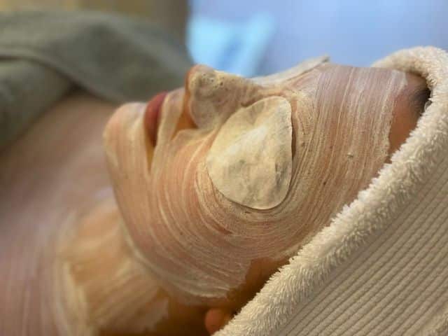 Even een selfcare momentje? 🌿
Een gezichtsbehandeling is niet alleen lekker ontspannen, maar ook echt een reset voor je huid.
Minder dof, meer glow, en vooral: weer dat frisse gevoel als je in de spiegel kijkt.
Twijfel je welke behandeling bij jouw huid past? We kijken samen wat je nodig hebt.
Boek je afspraak via de link in bio of stuur ons even een DM.
#beautyandbrowbardeventer #gezichtsbehandeling #skincaredeventer #huidverbetering #glowingskin #selfcaremoment #salondeventer #walstraatdeventer #deventer