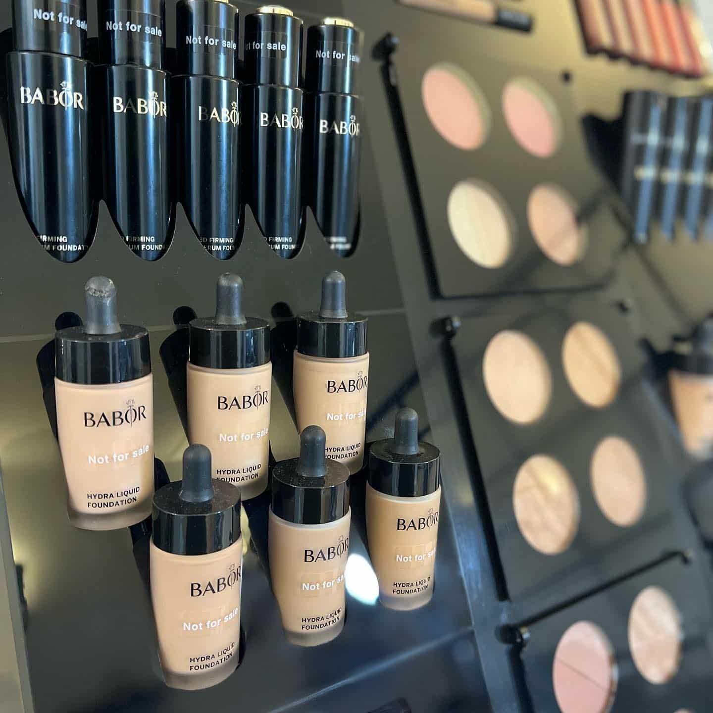 De eerste foundations ter wereld gecombineerd met huidverzorgende werkstoffen.
De combinatie tussen make-up en de werkstoffen uit de Babor ampullen maakt deze make-up lijn tot echte SKINCARE make-up.
Matteren, hydrateren of ter vermindering van rimpels? De Babor foundations zijn met deze werkstoffen perfect aangepast aan de verschillende huidbehoeften!
Vanaf β¬36,90