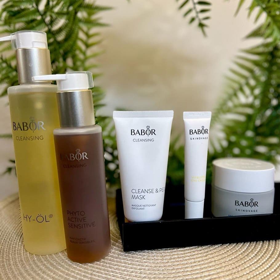 Het is tijd om je skincare producten aan te passen!
Je huid verandert met de seizoenen, maar ook met elke levensfase. Wat een aantal jaar geleden goed was voor je huid, kan nu ineens niet meer zo goed zijn.
En zo zijn er nog tal van oorzaken die ervoor kunnen zorgen dat je huid niet meer goed op je skincare producten reageert. We hebben stapel korting op alle reinigingsproducten! Kom binnen voor advies en info!